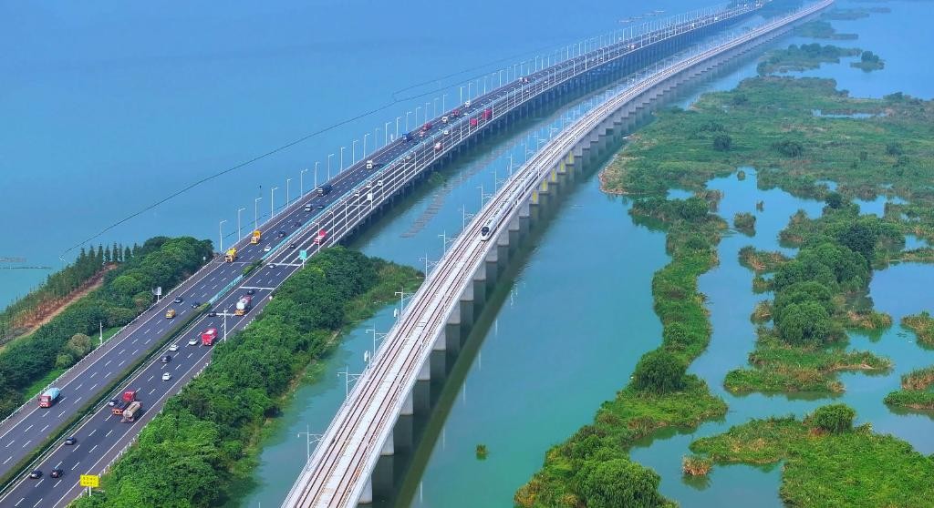 我国国际海运量占全球近1/3，海洋经济总量持续攀升'/]