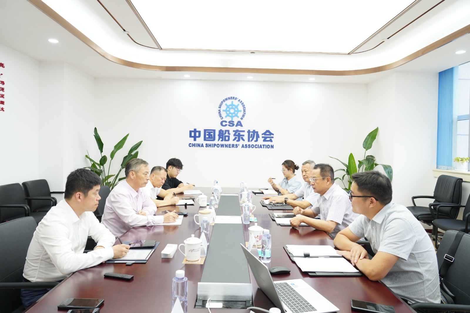 上海船舶与海洋工程学会理事长邢文华一行来访中国船…